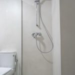 Revestimiento continuo con microcemento en zona húmeda de la ducha de un baño