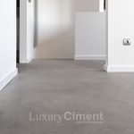suelo de habitación con microcemento gris