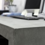 revestimiento rustico con microcemento en mueble de escritorio gris