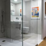 baño de diseño con microcemento en suelos y paredes