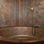 Deluxe Purpurina Collection sobre microcemento negro en vieja bañera con azulejos