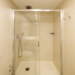 ducha con paredes de microcemento en baño de hotel