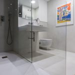 microcemento con suelo de ducha en baño de diseño