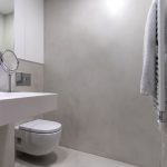pared de baño de lujo revestido en microcemento
