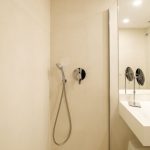 paredes continuas revestidas de microcemento en baño de un hotel