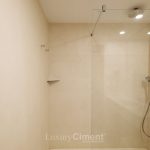 paredes de ducha de microcemento en baño de hotel