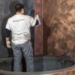 renovación con microcemento en vieja bañera con azulejos