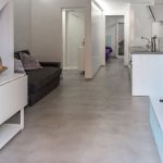 suelo de microcemento continuo en salón baño y habitación de vivienda