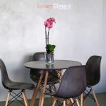 mesa y sillas de microcemento con patas de madera