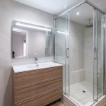 baño con microcemento gris en pared y bañera grande