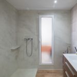 baño con paredes y cuadro de cucha de microcemento
