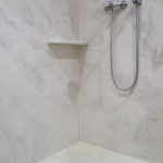 baño con paredes y ducha de microcemento
