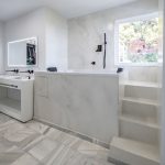 baño de microcemento con las paredes continuas y escalera