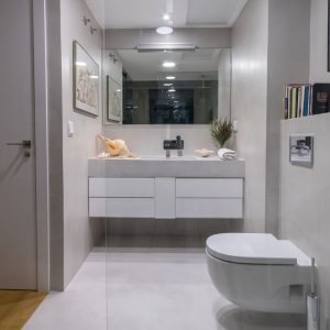 baño de diseño con suelos, paredes y lavabo revestidos con microcemento
